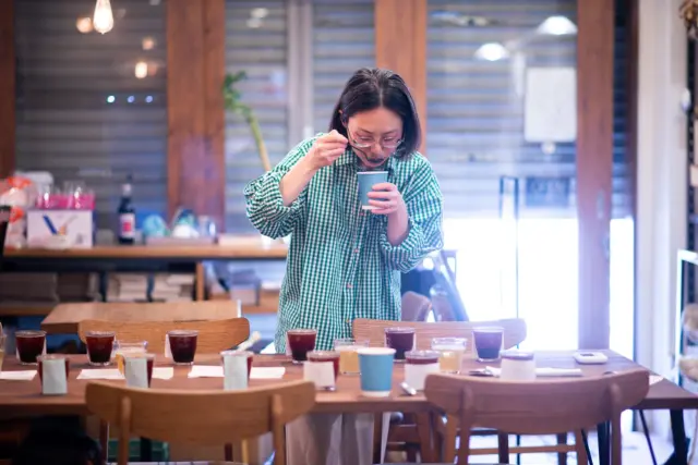 焙煎とテイスティング。
コーヒーの焙煎は焼いて、お客さんに提供して終わりではなく、仕入れ前と焼き終わって提供するまでのテイスティング(もしくはカッピング)が最重要ポイントだと思っています。
味はもちろん、生産地の情報、豆の外見、香り、フレーバーなどを見ます。
とにかく自分で焼いた豆以外にも、時には他のロースターさんが焼いた豆やインポーターさんから送ってもらったサンプルも抽出して飲みまくる。
口に含めて、感じとって、良いところも悪いところもひたすら浮かんだイメージを言語化する。
まるで一種の修行のようだけれど、案外この工程が一番楽しかったりします。
いちごのコンポートみたいとか、めちゃシナモンとか、クリームみたいな粘性があるとか、なんかそんなことを言い合う。
その時はできるだけ具体的な言葉を使うようにしています。
例えばティーみたい、じゃなく、ジャスミンティーなのか緑茶なのか。柑橘類みたい、じゃなく、マイヤーレモンなのか甘夏なのか。果肉の部分なのか、ピールの感じもあるのか。
後、スペシャルティコーヒーは基本的に生産地から精製、流通にいたるまでのトレーサビリティがあります。生産者の顔やどんな工程でコーヒーを作っているのかを知ることができます。それもできる限り汲み取る。
そうしてようやくこの素材でうちの焙煎、抽出ならこう焼いたら良いなというのが見えてくる。
基本的には浅煎りも深煎りも素材の持ち味を活かす。焼き過ぎず、フレーバーと質感の最適値を探る。
同時にスペシャルティコーヒーをあまり難しいものにしたくないという想いもずっとあります。
究極は飲む人が美味しいと感じたら、他には何もいらないとなるぐらいシンプルにしたい。
限られた来店時間の中で、何を伝えて何を伝えないか。場合によっては「これカカオ感あって甘くておすすめです」だけで終わったりもする。
この一言を選ぶために事前に焙煎とテイスティングの検証を繰り返して、具体的な言葉のストックをできるだけ溜めておくといった感じです。
それを個々のコミュニケーションの中で探りながらお伝えするのも楽しかったり。
もうすぐ新しくラインナップを増やす予定です。
外部のカッピングイベントなどにも積極的に参加しているんですが、めちゃエキサイティングで勉強になります。
生産地の技術も日進月歩で進化し続けているし、カッピングも新しい評価基準が作られたりと追いかけるのは大変ですが、最終的にはお客さんが美味しいと思えるような、感動を与えられるようなコーヒーを提供できるかどうか。
今やっていること、学んでいることの全部はそこに帰結するんだと思います。
一緒にコーヒーをもっと楽しみましょう！
ーーーーーーーーーーーーーーー
【OUR CONCEPT】
Encore! Coffee Roasteryのコーヒーは4つのことを念頭に焙煎、味作りをしています。
◯新鮮であること。
◯苦味が少ないこと。
◯甘みを感じること。
◯飲み疲れないこと。
「一杯の感動をもっと日常に」———
ぜひ私たちのコーヒーを日々の生活のパートナーとして感じてほしいと思います。
【事業者さま・お店のオーナーさまへ】
当店の焙煎したコーヒー豆を使ってくださる卸販売のパートナーさまを随時募集してます。
現在様々な業種業態で数多くのお店さまやオーナーさまに使っていただいてます。
○当店ができることの一例
・オリジナルブレンドの開発
・オリジナルドリップバッグの製造
・マシンの導入サポートやコーヒー関連器具、消耗品の卸販売
・スタッフさま向けの抽出トレーニングの実施
・開業サポート
コーヒー豆をお渡しして終わりではなく、ともにお客様への最高の一杯を作りあげていけるパートナーとして、ぜひ私たちのコーヒーをお使いください。
ーーーーーーーーーーーーーーー
Encore! Coffee Roastery | アンコールコーヒーロースタリー
最新の営業日時など店舗情報・オンラインショップはプロフィール画面から
@encore_coffee_roastery
ーーーーーーーーーーーーーーー
#encorecoffeeroastery #アンコールコーヒーロースタリー #焙煎  #コーヒーショップ #スペシャルティコーヒー #specialtycoffee #コーヒー #coffee #coffeelover #コーヒータイム #コーヒーライフ #大阪カフェ #大阪コーヒー #城東区コーヒー #城東区カフェ #コーヒーのある暮らし#osakacoffee #osakacafe