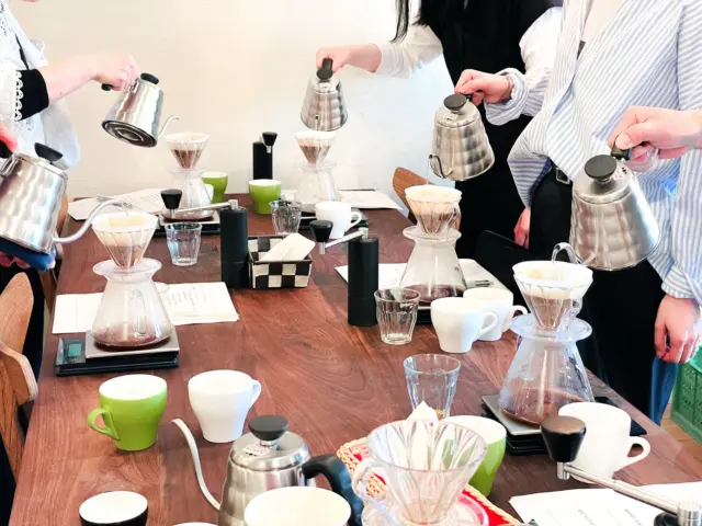【コーヒーワークショップ】
前回開催時もたくさんのご参加ありがとうございました🙏
新しい日程を追加したので、ぜひご参加お待ちしております。
夏までの間はドリップと水出しのアイスコーヒーワークショップもやります！
一緒にコーヒーの楽しい世界を広げていきましょう👍
日程と内容は以下の通りです！
ご予約はプロフィールから飛べる予約ページかDMもしくはお電話で承ります。
5月17日(土)
11:00-13:00の枠
【基本編】おいしく淹れられるハンドドリップ教室
13:30-15:30の枠
【基本編】おいしく淹れられるハンドドリップ教室
16:00-18:00の枠
【アイスコーヒーのおいしい作り方のコツ】
【基本編】おいしく淹れられるハンドドリップ教室
ご自宅で安定しておいしいコーヒーをドリップするための基礎知識を学んで実践できるワークショップです。
これからハンドドリップをしてみたい方、ハンドドリップはしているけどうまく淹れられないと感じている方への初級者向けの内容です。
ワークショップの主な内容
・コーヒーの基礎知識
・ハンドドリップレシピ
・２種類の銘柄でハンドドリップ実践
・試飲と質疑応答
【アイスコーヒーのおいしい作り方のコツ】
「薄くなる」「フレーバーが出ない」「毎回味がブレる」など意外とホットよりも安定して淹れるのが難しいのですが、いくつかのコツを押さえれば必ずキリッとおいしくアイスコーヒーが淹れられます。
ワークショップの主な内容
・アイスコーヒーの基礎知識
・アイスドリップの実践
・飲み比べ試飲会
・水出しレシピと試飲
各回90分ほどの予定
各定員6名様
(お一人でもご予約があれば必ず開催します！)
料金¥3600
場所:Encore! Coffee Roastery
特典:当日に限りコーヒー豆全品10%オフ
ご参加希望の方は専用ページにてご予約、もしくはお電話・DM・店頭にて承ります。ご希望日時、お名前、人数をお伝えください。
予約専門ページはプロフィール欄のリンクからアクセスできます→ @encore_coffee_roastery 
#ハンドドリップ #ワークショップ #コーヒーワークショップ #アイスコーヒー #encorecoffeeschool
#encorecoffeeroastery #アンコールコーヒーロースタリー 
【学ぶ・淹れる・楽しむ】
Encore! COFFEE SCHOOLとは？
Encore! Coffee Roasteryではコーヒーのワークショップを定期的に開催しています。
・コーヒーを通して日々の暮らしをより豊かにしたい
・コーヒーの奥深さをもっと知りたい
・おうちコーヒーを始めたい
・カフェを開業予定orお店でコーヒーを淹れたい
Encore! COFFEE SCHOOLはこういった方々に特におすすめの単発ワークショッププログラムです。
基本的にどのワークショップも一回で完結しますので、どの回も一度受けていただくとご自宅ですぐに実践できたり、理解が深まる内容になっています。
少人数制で一から丁寧に教えます。
一緒にコーヒーで日常をもっと楽しくしていきましょう☕︎