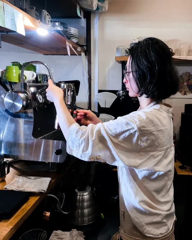 おはようございます！ちはるです。
スーパーに青梅が並ぶようになりましたね。みなさんお元気ですか？
こちらは、薄着になったのにえらい寒い日もあって困っています。しまった服を出せば良いだけなんですが、せっかく洗濯したのに！という気持ちから風邪をひきそうです😅
さて、私は今夫とふたりでコーヒー屋をしてるんですが、その前はnurse💉として働かせてもらってました。精神分野が好きです。今も未練タラタラで、隙あらばそっちに浸る時間も持ってやろうと密かに思っています。
たまにドキュメンタリー番組や映画を見たりして常に触れていたい。昨日の休みに見たのは、「NNNドキュメント」の若者の居場所について。
考えて、感じて、また考えて。
その後は、「天使にラブ・ソングを2」を観て泣く、泣く、泣く。
あぁ、良い休暇でした。
では、エネルギーチャージできたので今週も元気にオープンします♪
ーーーーーーーーーーーーーーー
【OUR CONCEPT】
Encore! Coffee Roasteryのコーヒーは4つのことを念頭に焙煎、味作りをしています。
◯新鮮であること。
◯苦味が少ないこと。
◯甘みを感じること。
◯飲み疲れないこと。
「一杯の感動をもっと日常に」———
ぜひ私たちのコーヒーを日々の生活のパートナーとして感じてほしいと思います。
【事業者さま・お店のオーナーさまへ】
当店の焙煎したコーヒー豆を使ってくださる卸販売のパートナーさまを随時募集してます。
現在様々な業種業態で数多くのお店さまやオーナーさまに使っていただいてます。
○当店ができることの一例
・オリジナルブレンドの開発
・オリジナルドリップバッグの製造
・マシンの導入サポートやコーヒー関連器具、消耗品の卸販売
・スタッフさま向けの抽出トレーニングの実施
・開業サポート
コーヒー豆をお渡しして終わりではなく、ともにお客様への最高の一杯を作りあげていけるパートナーとして、ぜひ私たちのコーヒーをお使いください。
ーーーーーーーーーーーーーーー
Encore! Coffee Roastery | アンコールコーヒーロースタリー
最新の営業日時など店舗情報・オンラインショップはプロフィール画面から
@encore_coffee_roastery
ーーーーーーーーーーーーーーー
#encorecoffeeroastery #アンコールコーヒーロースタリー #焙煎  #コーヒーショップ #スペシャルティコーヒー #specialtycoffee #コーヒー #coffee #coffeelover #コーヒータイム #コーヒーライフ #大阪カフェ #大阪コーヒー #城東区コーヒー #城東区カフェ #コーヒーのある暮らし#osakacoffee #osakacafe