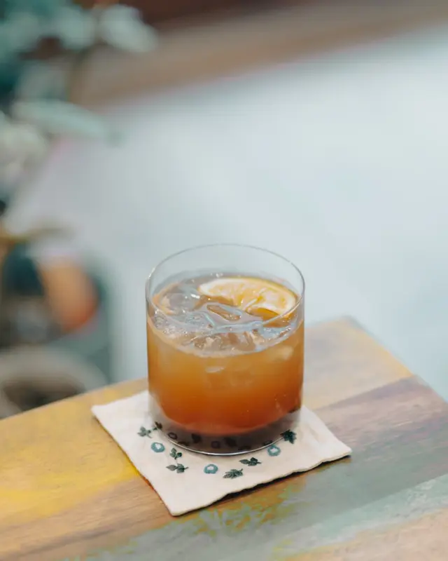 25 Espresso Tonic🌞
今年もエスプレッソトニックやります！
2025年度版として少しアップデートされて帰ってきました。
おいしいエスプレッソトニックには外せないフィーバーツリーのプレミアムトニックウォーターと、相性抜群の爽やかな甘みのエルダーフラワーシロップを贅沢に使用。
エチオピアのジューシーなエスプレッソをベースにレモンもギュッと絞り入れて爽快な仕上がりです。
来週から一気に気温も上がるそうなので、ぜひ涼をとりにいらしてください🙌
ーーーーーーーーーーーーーーー
【OUR CONCEPT】
Encore! Coffee Roasteryのコーヒーは4つのことを念頭に焙煎、味作りをしています。
◯新鮮であること。
◯苦味が少ないこと。
◯甘みを感じること。
◯飲み疲れないこと。
「一杯の感動をもっと日常に」———
ぜひ私たちのコーヒーを日々の生活のパートナーとして感じてほしいと思います。
【事業者さま・お店のオーナーさまへ】
当店の焙煎したコーヒー豆を使ってくださる卸販売のパートナーさまを随時募集してます。
現在様々な業種業態で数多くのお店さまやオーナーさまに使っていただいてます。
○当店ができることの一例
・オリジナルブレンドの開発
・オリジナルドリップバッグの製造
・マシンの導入サポートやコーヒー関連器具、消耗品の卸販売
・スタッフさま向けの抽出トレーニングの実施
・開業サポート
コーヒー豆をお渡しして終わりではなく、ともにお客様への最高の一杯を作りあげていけるパートナーとして、ぜひ私たちのコーヒーをお使いください。
ーーーーーーーーーーーーーーー
Encore! Coffee Roastery | アンコールコーヒーロースタリー
最新の営業日時など店舗情報・オンラインショップはプロフィール画面から
@encore_coffee_roastery
ーーーーーーーーーーーーーーー
#encorecoffeeroastery #アンコールコーヒーロースタリー #焙煎  #コーヒーショップ #スペシャルティコーヒー #specialtycoffee #コーヒー #coffee #coffeelover #コーヒータイム #コーヒーライフ #大阪カフェ #大阪コーヒー #城東区コーヒー #城東区カフェ #コーヒーのある暮らし#osakacoffee #osakacafe