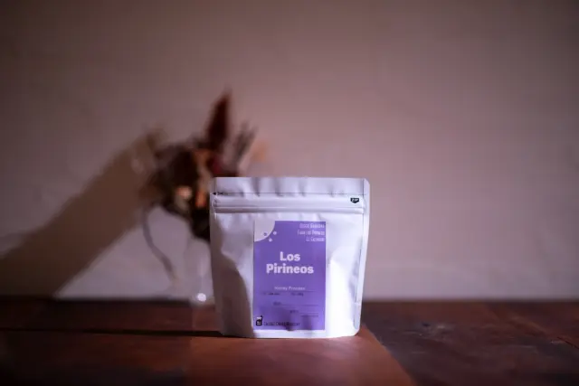 ALTERNA selection 第二弾！
El Salvador Los Pirineos Konga Honey
ロス・ピリネオス農園はコーヒーの国際的な品評会であるカップオブエクセレンス(COE)にこれまで17回入賞している、名実ともにエルサルバドル国内最高の農園の一つです。
こちらのコンガ種のハニープロセスはクリーミーな質感でジュワジュワっと広がる甘味が魅力です。
みかんや白ブドウのような瑞々しい果汁感にストーンフルーツのような明るくトロピカルな印象が長く続きます。
ALTERNA selectionはカッピングでの買い付けから販売にいたるまでかなり気合いを入れているEncore! Coffee Roasteryのハイライト的なラインナップです。
焙煎のプロファイルも何度も見直し、今出せるスキルのベストを提供しています。
ぜひ第一弾のトレスドラゴンズとともにお試しください！
『ALTERNA selection』のコンセプト
今までの日常的なスペシャルティコーヒーのラインナップに加えて、あまり他では飲むことのできない希少かつ意欲的なロットを『ALTERNA selection』と題して焙煎していきます。
生産者さんたちがより時間と労力をかけ、そして惜しみない情熱と革新的な技術が融合した銘柄を紹介していく予定です。
コーヒー豆はお手頃に試していただける45gパックでも販売しています。(ドリップで約3-4杯分)
もちろん喫茶やテイクアウトでもお楽しみいただけます。
El Salvador Los Pirineos Konga Honeyの生産プロセス
o 農園を区画ごとに分け、糖度20～22度の濃赤色のチェリーのみを収穫
o 果肉除去プロセスの一環としてチェリーを水に浮かせ、低密度のチェリーを選別
o その後、チェリーの皮と果肉の一部を除去する果肉除去を行い、豆の周りに薄い粘液層を残し、日陰にあるタイル張りのピラ（発酵槽）で10～14時間乾燥発酵
o コーヒーを高床式乾燥台に広げ、水分量が10～12％に達するまで乾燥
o 通常15～20日かけて乾燥
ーーーーーーーーーーーーーーー
【OUR CONCEPT】
Encore! Coffee Roasteryのコーヒーは4つのことを念頭に焙煎、味作りをしています。
◯新鮮であること。
◯苦味が少ないこと。
◯甘みを感じること。
◯飲み疲れないこと。
「一杯の感動をもっと日常に」———
ぜひ私たちのコーヒーを日々の生活のパートナーとして感じてほしいと思います。
【事業者さま・お店のオーナーさまへ】
当店の焙煎したコーヒー豆を使ってくださる卸販売のパートナーさまを随時募集してます。
現在様々な業種業態で数多くのお店さまやオーナーさまに使っていただいてます。
○当店ができることの一例
・オリジナルブレンドの開発
・オリジナルドリップバッグの製造
・マシンの導入サポートやコーヒー関連器具、消耗品の卸販売
・スタッフさま向けの抽出トレーニングの実施
・開業サポート
コーヒー豆をお渡しして終わりではなく、ともにお客様への最高の一杯を作りあげていけるパートナーとして、ぜひ私たちのコーヒーをお使いください。
ーーーーーーーーーーーーーーー
Encore! Coffee Roastery | アンコールコーヒーロースタリー
最新の営業日時など店舗情報・オンラインショップはプロフィール画面から
@encore_coffee_roastery
ーーーーーーーーーーーーーーー
#encorecoffeeroastery #アンコールコーヒーロースタリー #焙煎  #コーヒーショップ #スペシャルティコーヒー #specialtycoffee #コーヒー #coffee #coffeelover #コーヒータイム #コーヒーライフ #大阪カフェ #大阪コーヒー #城東区コーヒー #城東区カフェ #コーヒーのある暮らし#osakacoffee #osakacafe