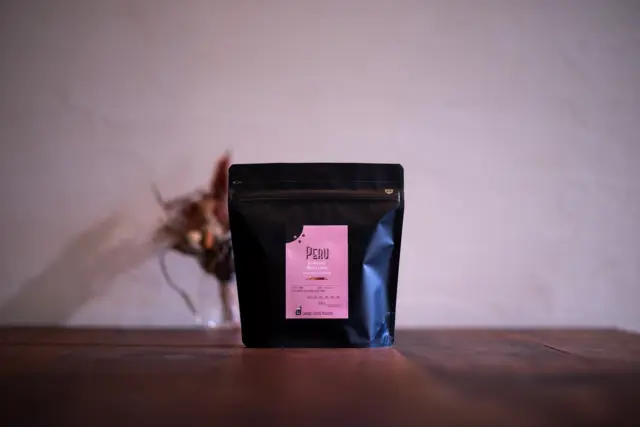 月替わりのコーヒー豆が6月のものに変わってます🙌
Merli Leon Yellow Caturra Anaerobic Washed - Peru
久しぶりのペルー産。アナエロビック(嫌気性発酵)プロセスのイエローカトゥーラです。
クリーンでめちゃうまです。
メルリ・レオンさんはペルー クテルボの女性生産者でコーヒーの栽培を始めたのが2015年と、Encore! Coffee Roasteryの創業年と同じというのもなんとなく勝手に親近感が湧きます。
精製はエル・モリート農園。
かなり精度の高い、丁寧な精製を行なっていることが生豆の外見や香りからもすでに伺えました。
ここは毎年クリスマスになると地域の子どもたちに食べ物やおもちゃをプレゼントするチャリティ活動もしています。
カップは良い意味で嫌気性発酵らしくないクリーンな果汁感がありました。
白桃やネクターのような甘味に、少し冷めてくるとプラムや赤ブドウのような明るさと瑞々しさ。
初めて嫌気性発酵プロセスのコーヒーを試される方にも、かなり飲みやすくておすすめです。
ちなみに今ALTERNA selectionで出しているTres Dragons Naturalも嫌気性発酵ですが、こちらはコーヒーチェリーのまま発酵させていて、月替わりのMerli Leon Yellow Caturraは果肉を除去した後に嫌気性発酵させています。
ぜひ嫌気性発酵のプロセス違いの飲み比べもしてみてください！かなり面白いです👍
ーーーーーーーーーーーーーーー
【OUR CONCEPT】
Encore! Coffee Roasteryのコーヒーは4つのことを念頭に焙煎、味作りをしています。
◯新鮮であること。
◯苦味が少ないこと。
◯甘みを感じること。
◯飲み疲れないこと。
「一杯の感動をもっと日常に」———
ぜひ私たちのコーヒーを日々の生活のパートナーとして感じてほしいと思います。
【事業者さま・お店のオーナーさまへ】
当店の焙煎したコーヒー豆を使ってくださる卸販売のパートナーさまを随時募集してます。
現在様々な業種業態で数多くのお店さまやオーナーさまに使っていただいてます。
○当店ができることの一例
・オリジナルブレンドの開発
・オリジナルドリップバッグの製造
・マシンの導入サポートやコーヒー関連器具、消耗品の卸販売
・スタッフさま向けの抽出トレーニングの実施
・開業サポート
コーヒー豆をお渡しして終わりではなく、ともにお客様への最高の一杯を作りあげていけるパートナーとして、ぜひ私たちのコーヒーをお使いください。
ーーーーーーーーーーーーーーー
Encore! Coffee Roastery | アンコールコーヒーロースタリー
最新の営業日時など店舗情報・オンラインショップはプロフィール画面から
@encore_coffee_roastery
ーーーーーーーーーーーーーーー
#encorecoffeeroastery #アンコールコーヒーロースタリー #焙煎  #コーヒーショップ #スペシャルティコーヒー #specialtycoffee #コーヒー #coffee #coffeelover #コーヒータイム #コーヒーライフ #大阪カフェ #大阪コーヒー #城東区コーヒー #城東区カフェ #コーヒーのある暮らし#osakacoffee #osakacafe